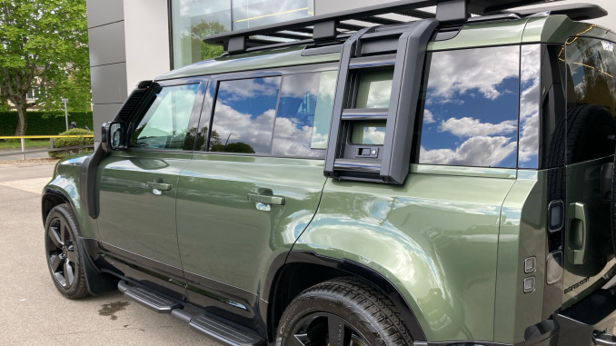 Land Rover Defender 3.0 D250 X-Dynamic HSE 110 5dr Auto Diesel Estate - Image 60
